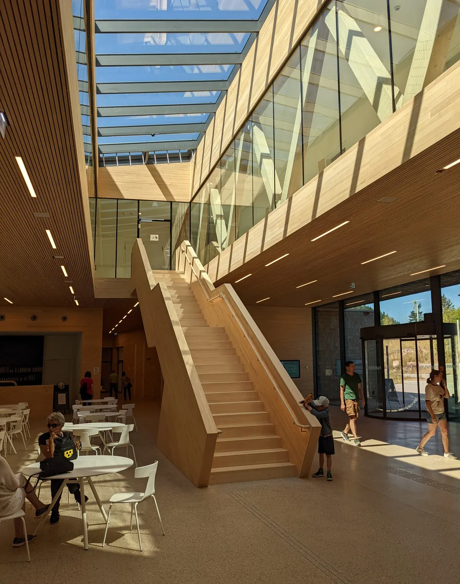 Foyer des Nationalparkzentrums mit Holztreppe und Sitzplätzen