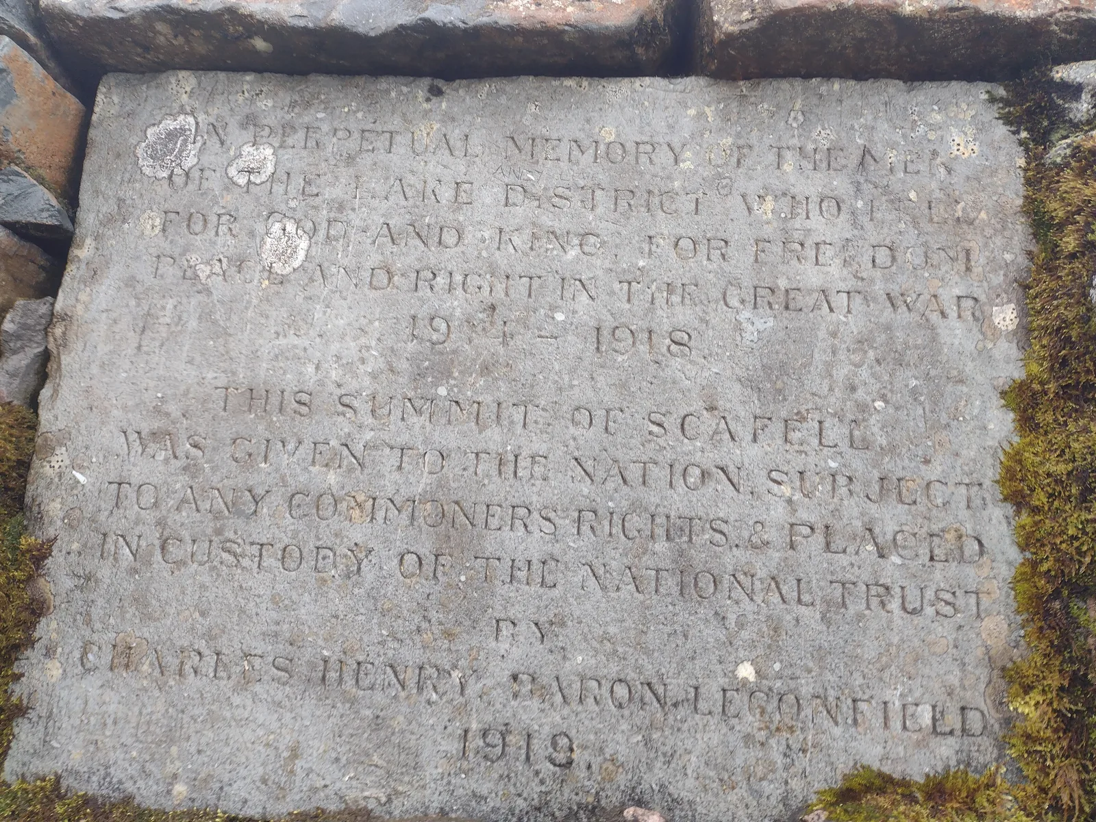 Die Gedenktafel von 1919 im Gipfel-Steinmann des Scafell Pike im Lake-District-Nationalpark
