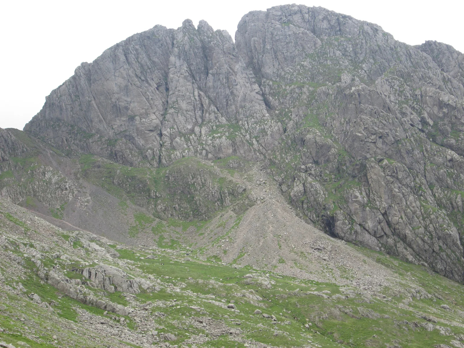 Die Felswände des Scafell über dem Kar Hollow Stones am Weg von Wasdale Head zum Scafell Pike im Lake-District-Nationalpark