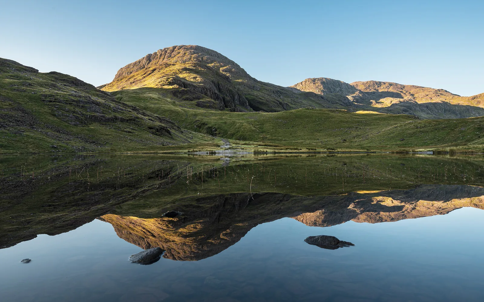 Der Styhead Tarn am Weg aus Borrowdale im Morgenlicht, dahinter Great End, Broad Crag und Scafell Pike im Lake-District-Nationalpark