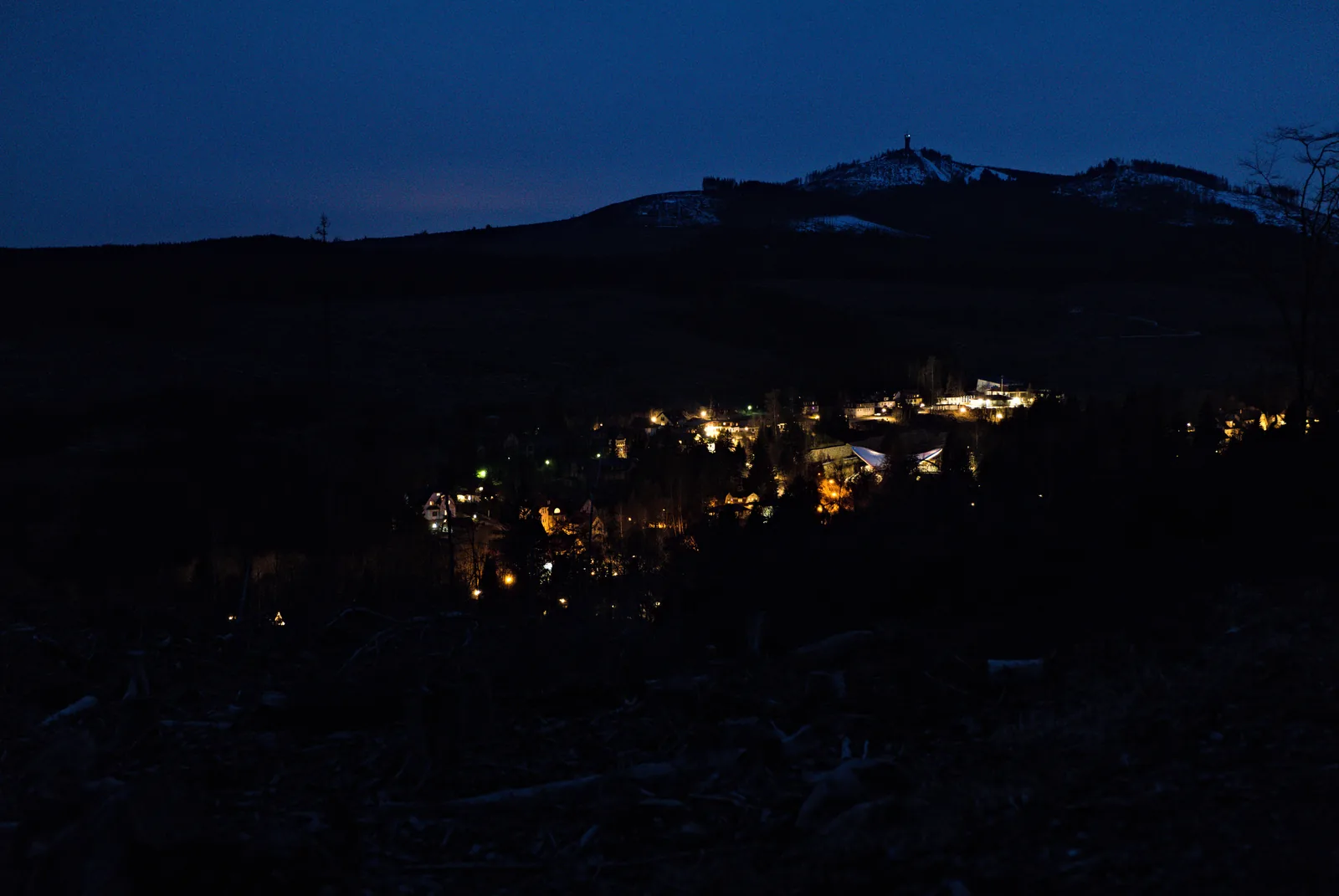 Schierke bei Nacht, von der Bahnhofstraße aus gesehen