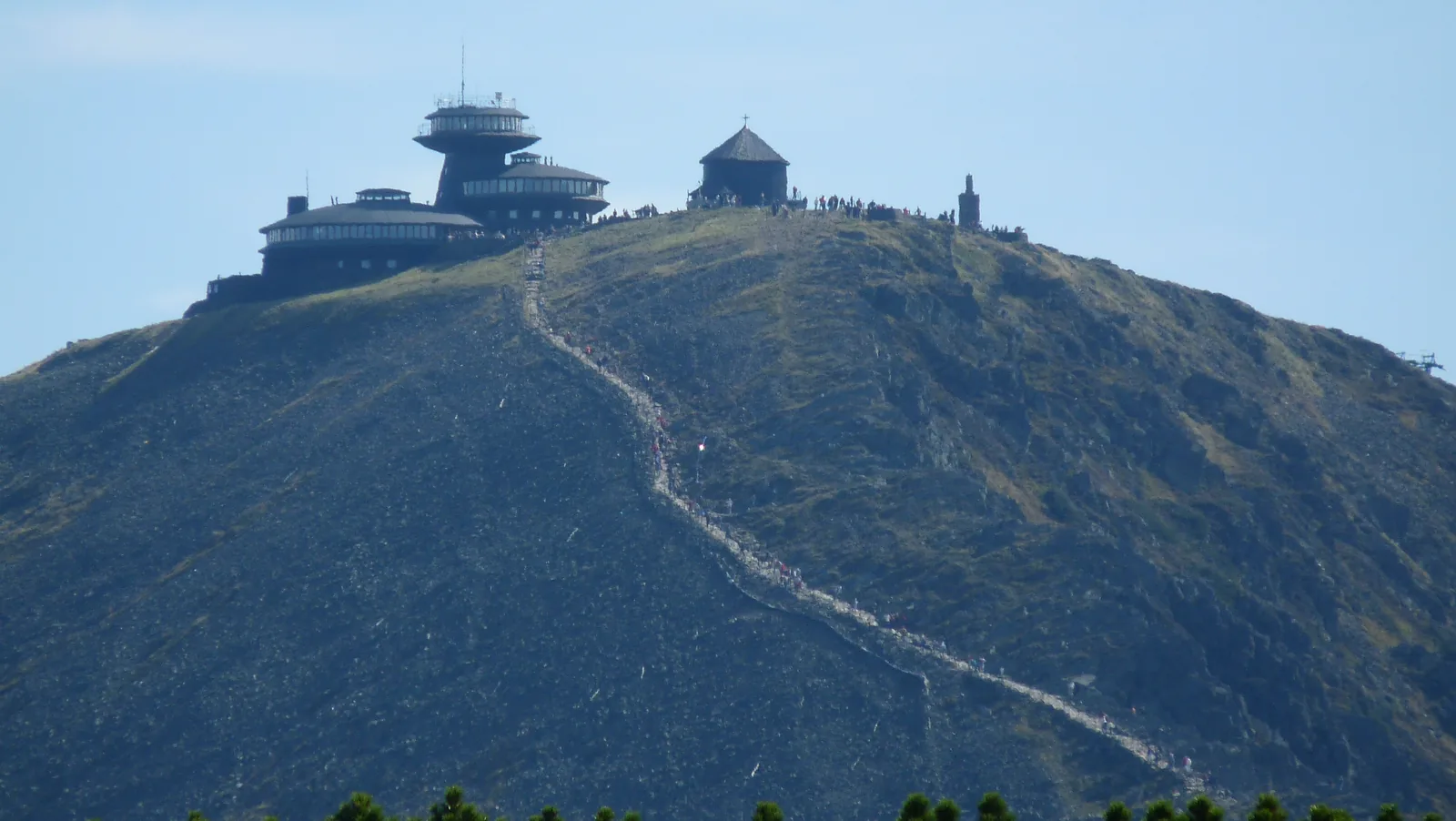 Der Gipfel der Schneekoppe mit dem runden Observatorium und der Kapelle, davor der Zickzackweg über den kahlen Kegel