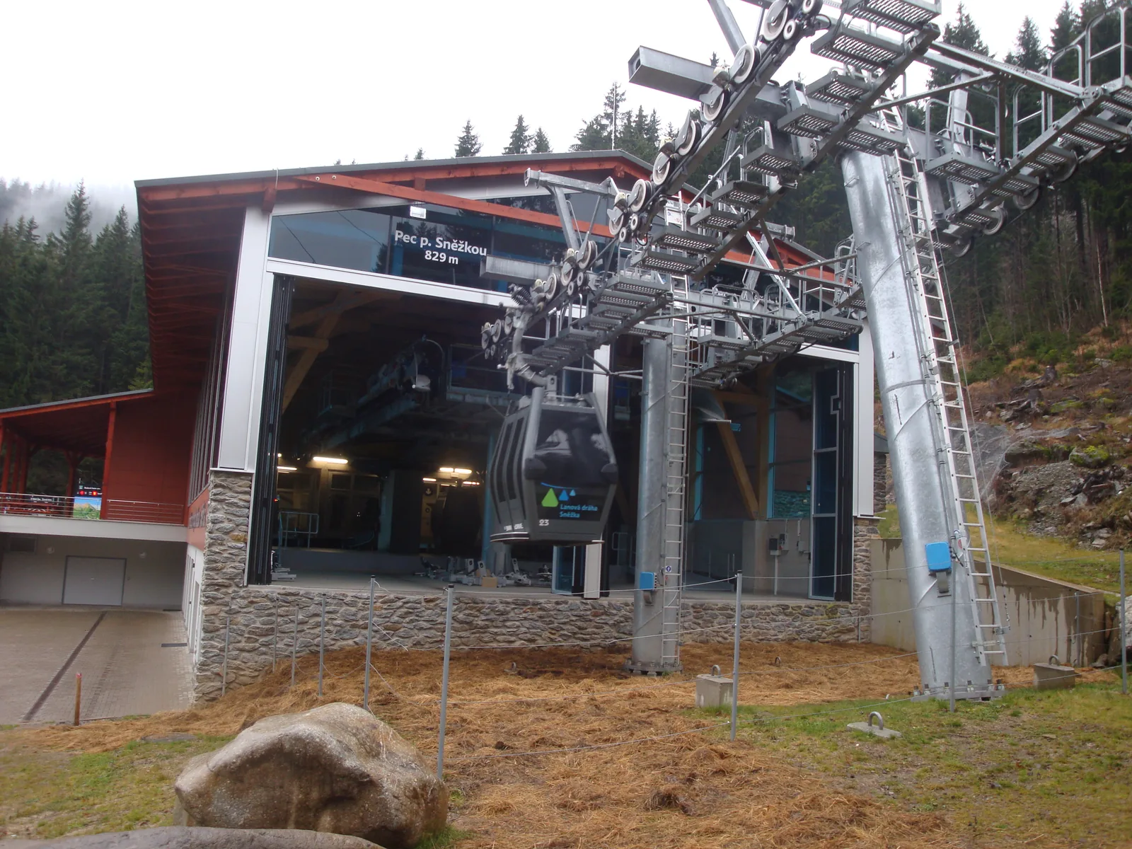 Die Talstation der Seilbahn zur Schneekoppe in Pec pod Sněžkou mit Kabine und Stützenkonstruktion