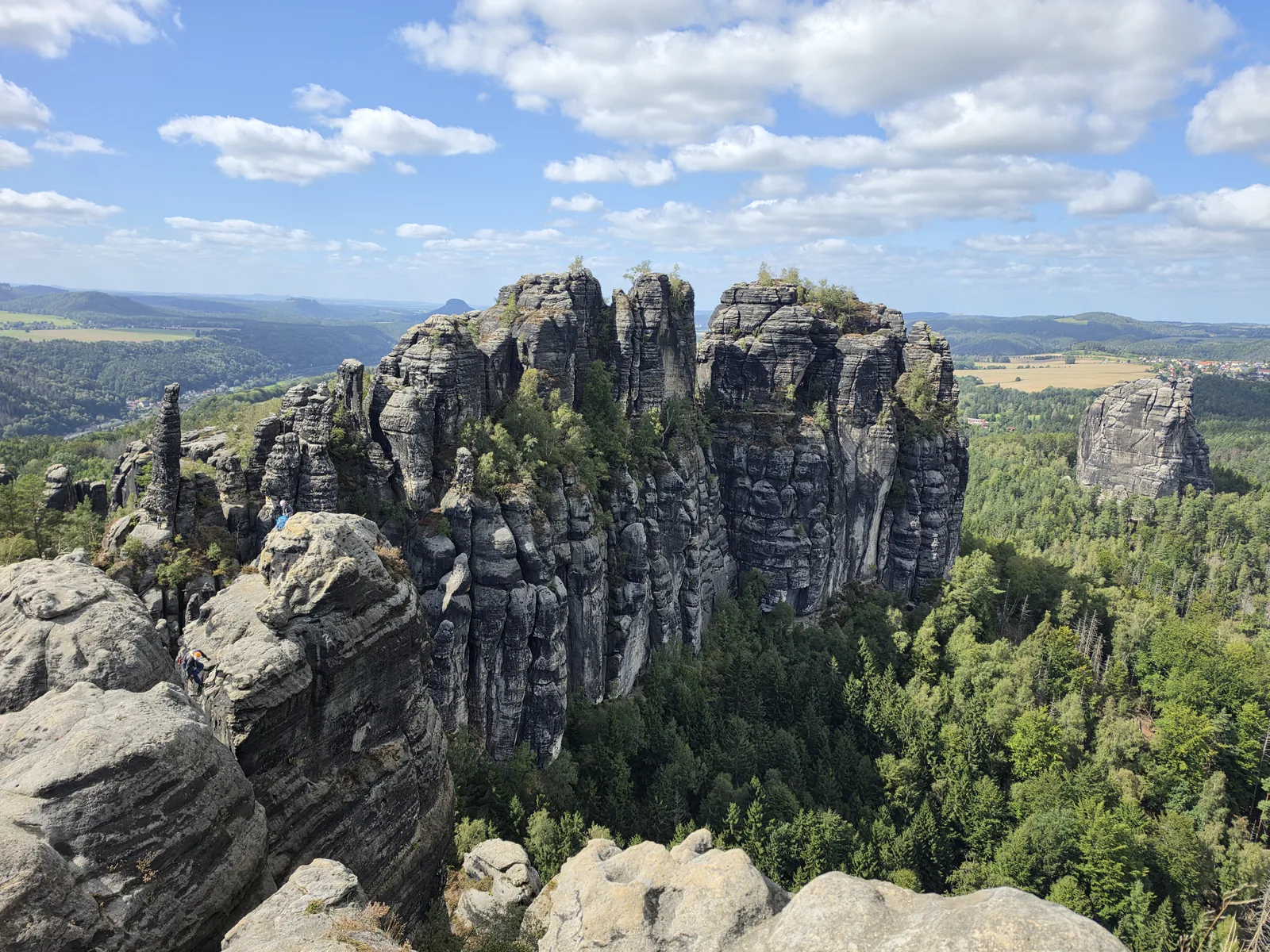Blick von der Schrammsteinaussicht auf Torsteine und Falkenstein