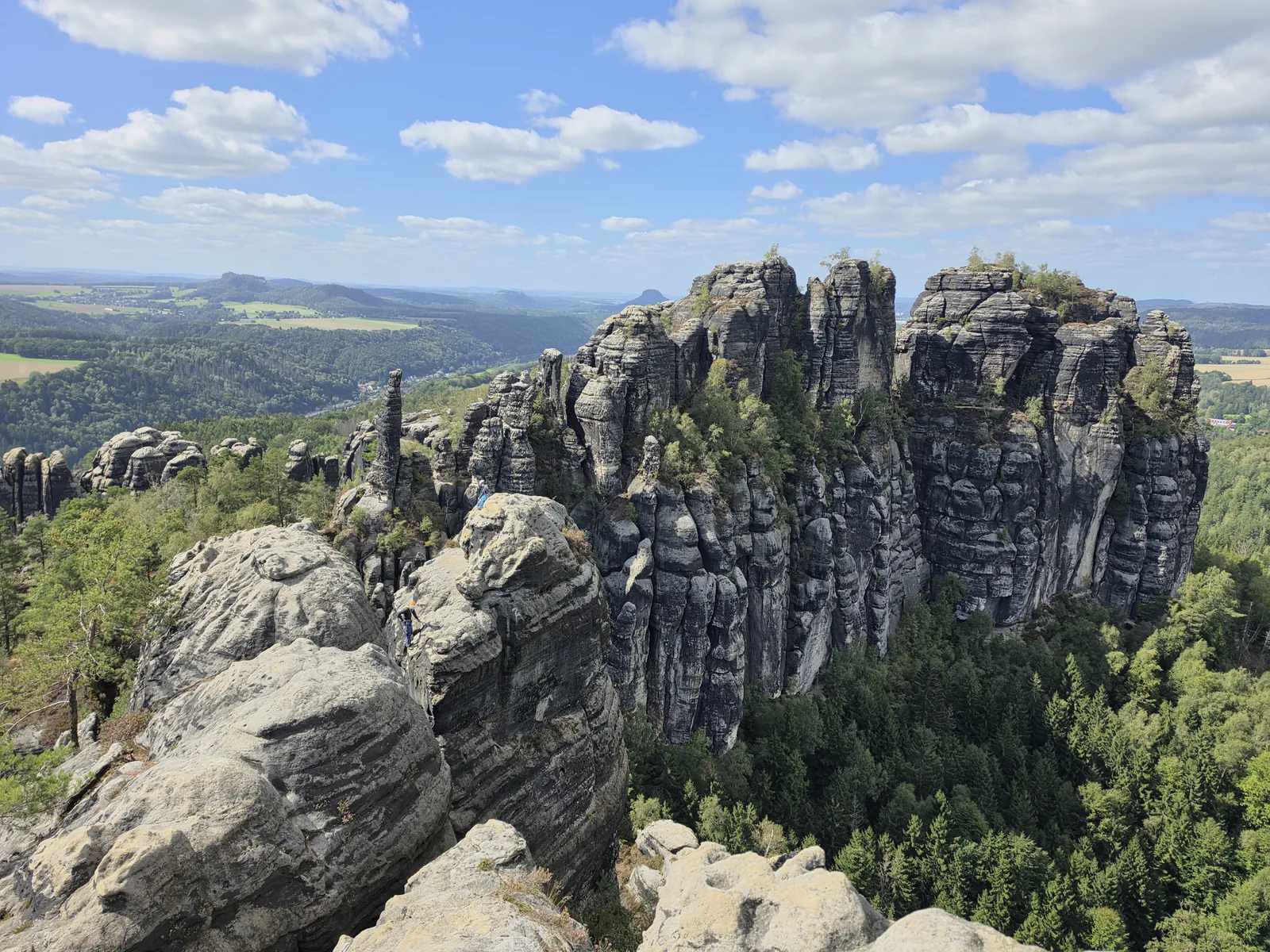 Blick von der Schrammsteinaussicht auf die Torsteine