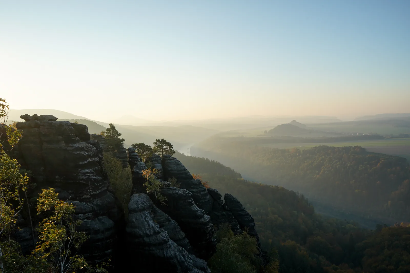 Blick von den Schrammsteinen entlang des Elbtals