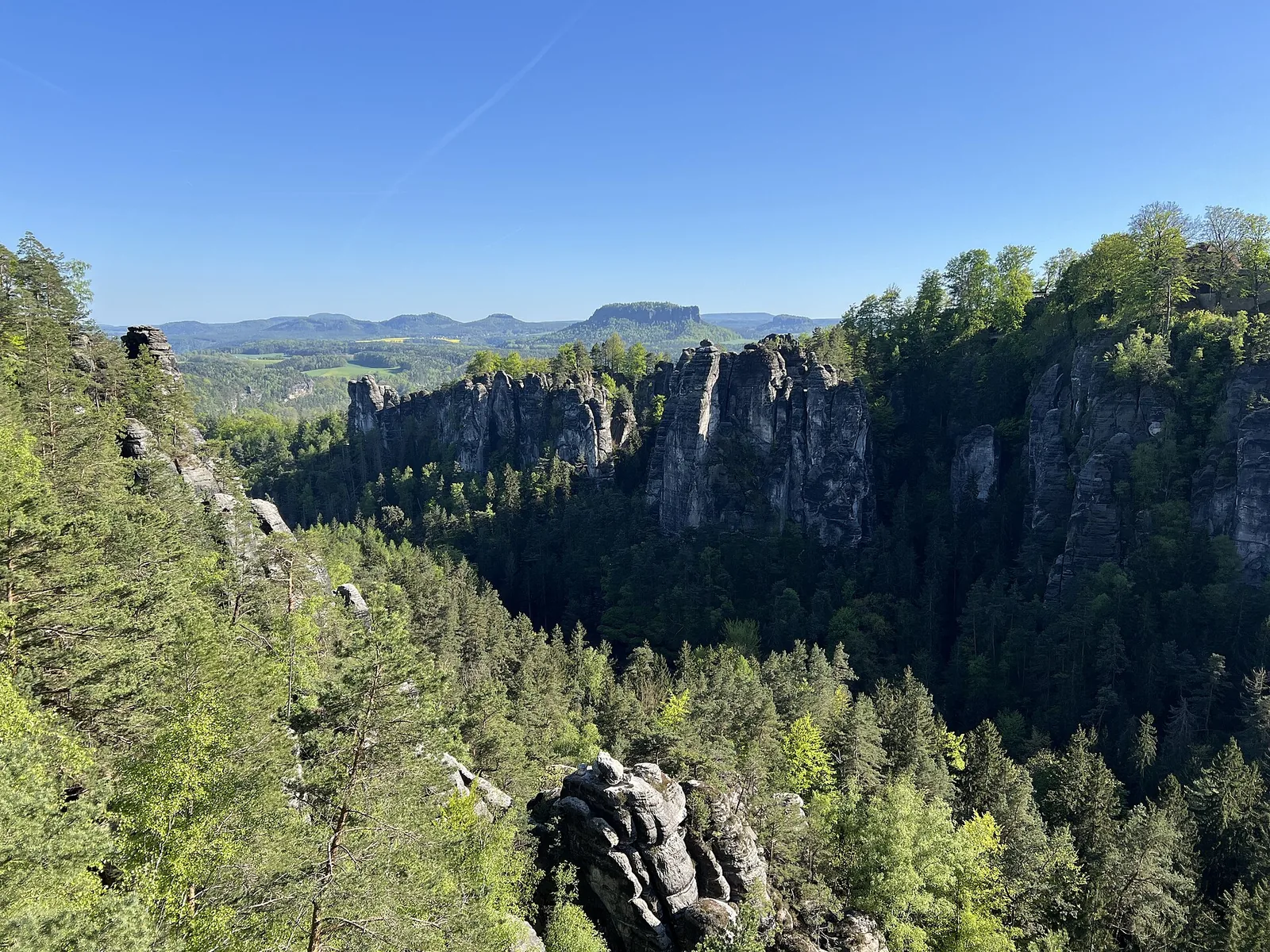 Blick von der Pavillonaussicht über bewaldete Felsen der Bastei bis zu den Tafelbergen, Nationalpark Sächsische Schweiz