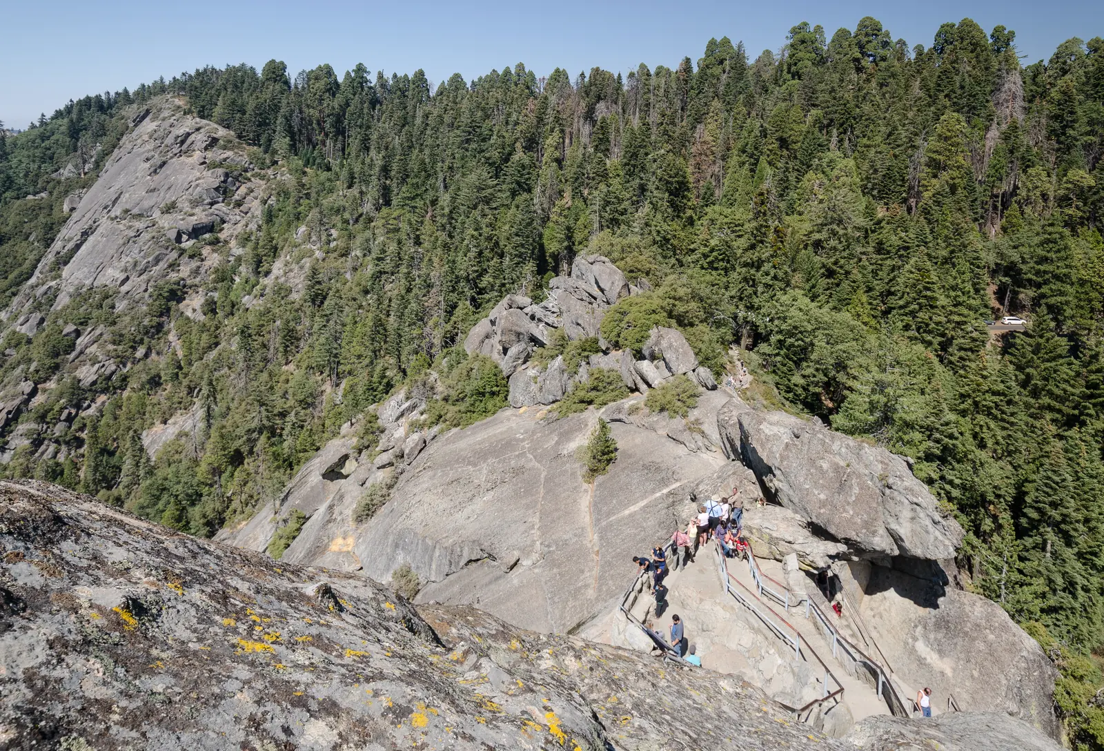 Steile Treppe mit Geländer auf der Granitkuppe des Moro Rock, darauf Besucher