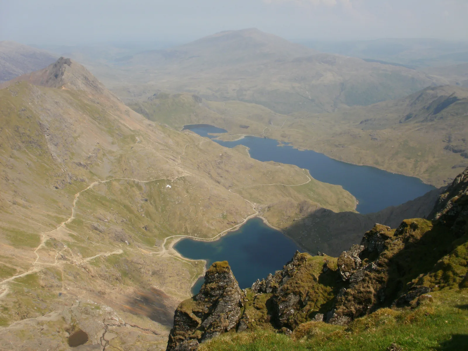 Blick vom Snowdon im Snowdonia-Nationalpark hinab auf die Seen Glaslyn und Llyn Llydaw und die Wege im Tal