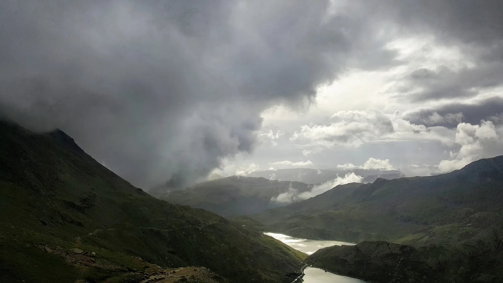 Dunkle Wolken über den Seen Glaslyn und Llyn Llydaw am Snowdon im Snowdonia-Nationalpark