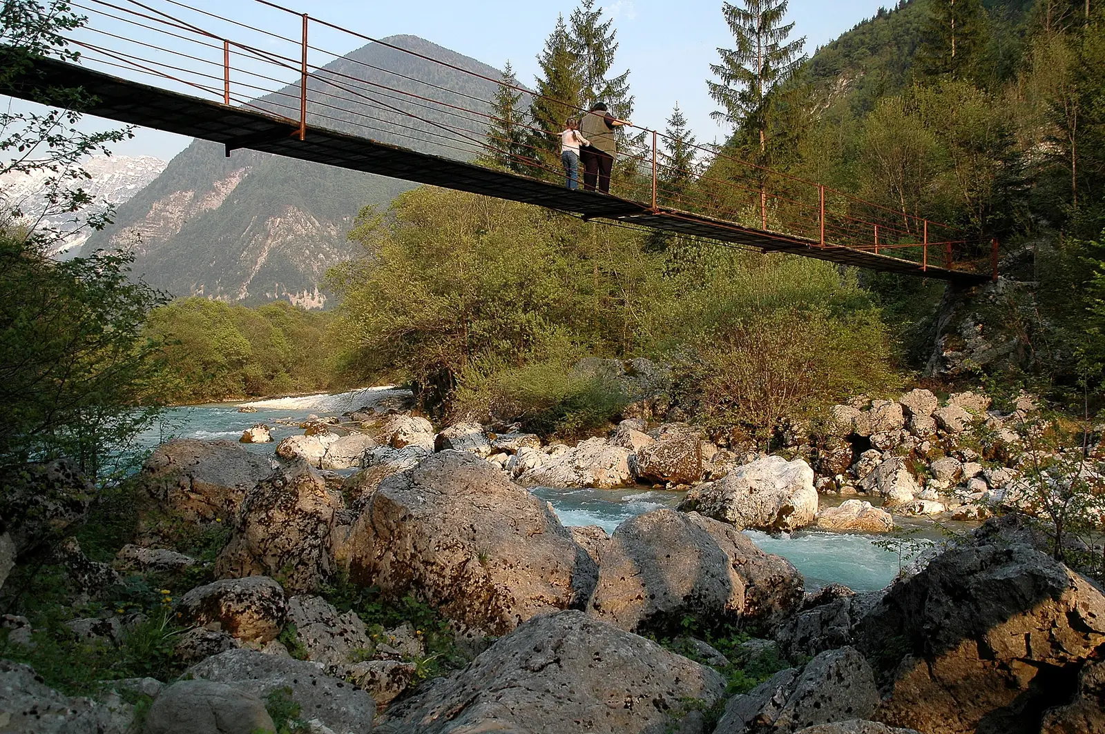 Hängebrücke über die Soča in der unteren Trenta, darunter der klare Fluss