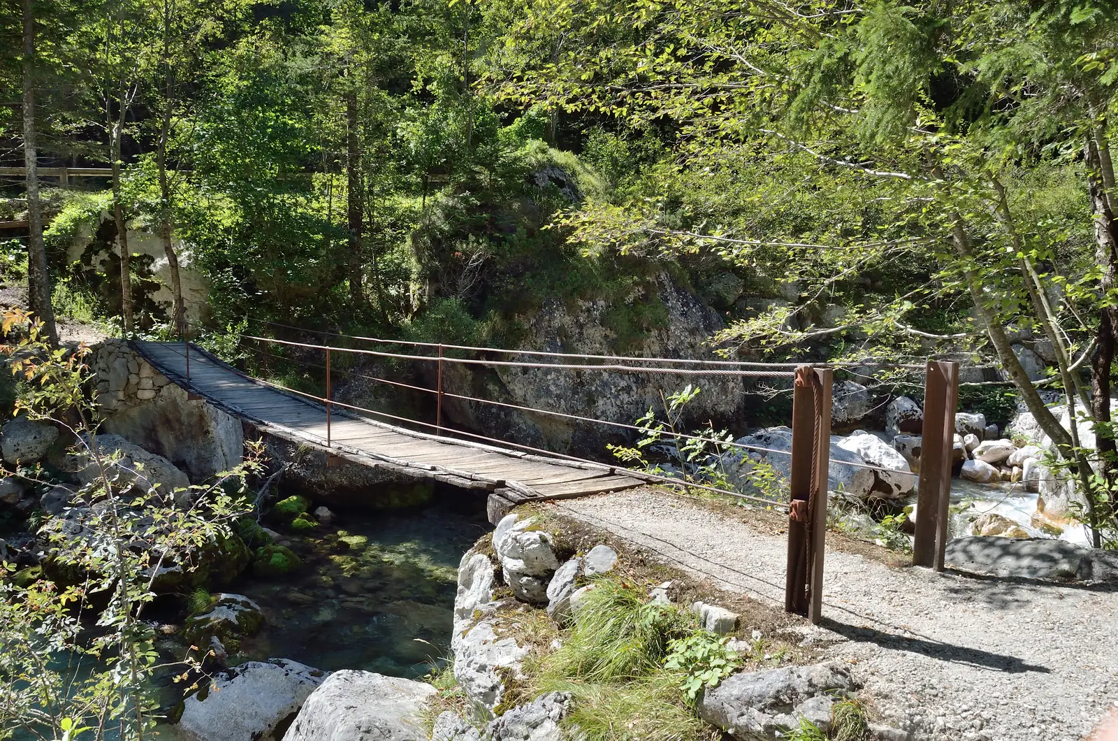 Hängebrücke über die Soča an der Mündung der Mlinarica-Tröge