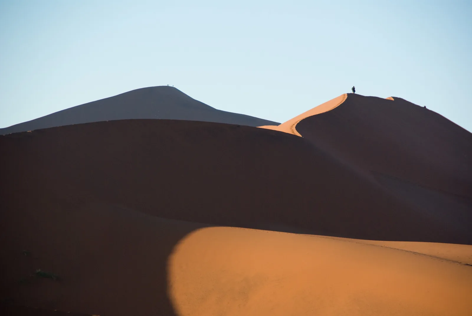Der lange Kamm der Düne Big Daddy im Namib-Naukluft-Park, am Fuß die Pfanne Deadvlei