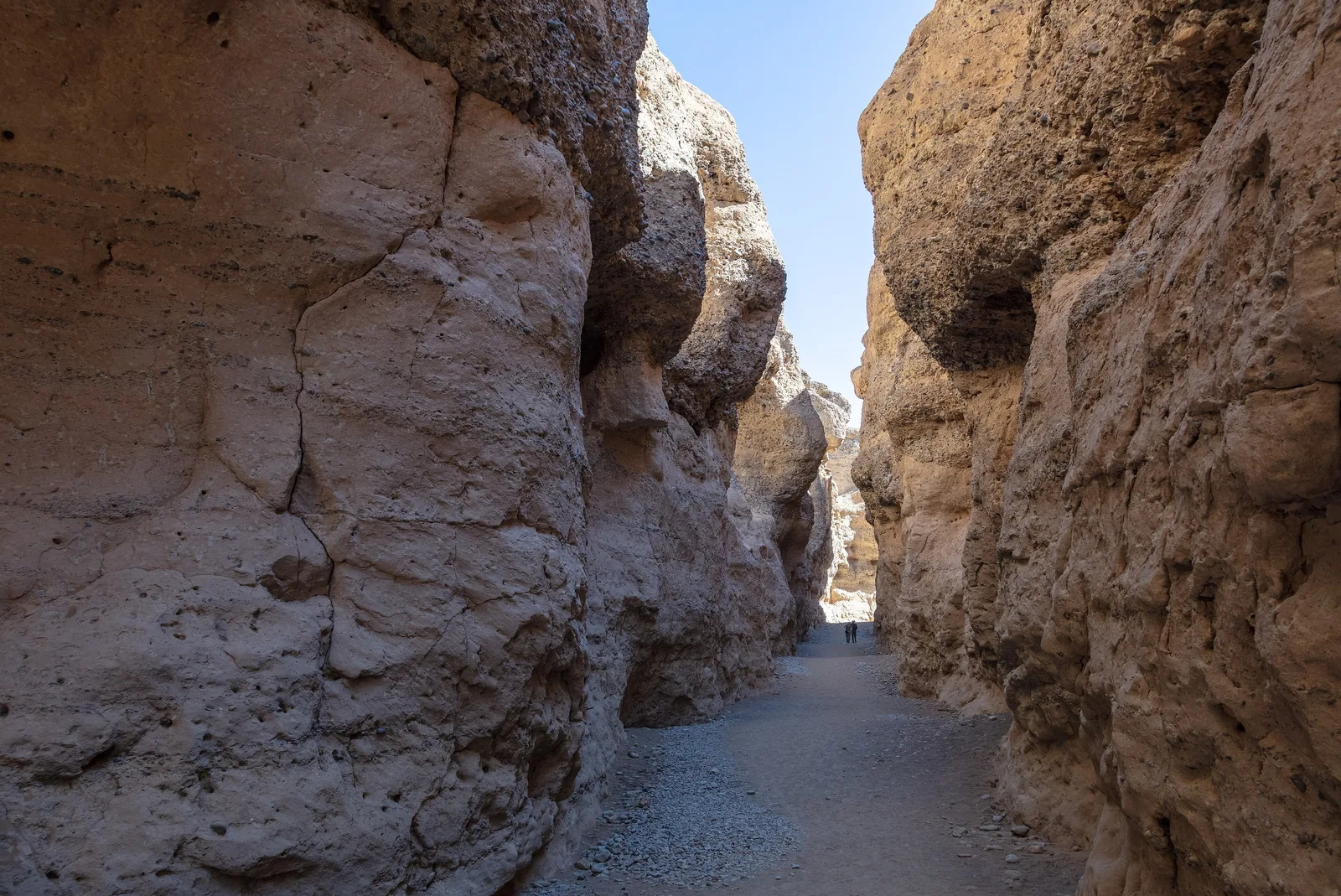 Steile Konglomeratwände im Sesriem Canyon des Namib-Naukluft-Parks, unten ein trockenes Bachbett