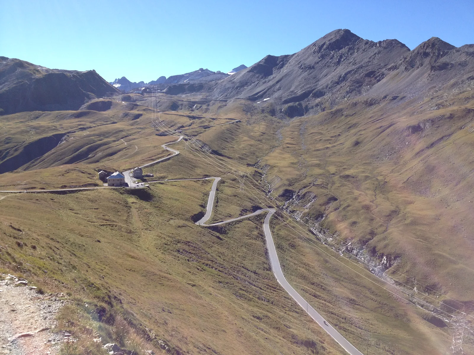 Die Kehren der Stilfser-Joch-Straße auf der lombardischen Seite in einem kahlen Hochtal, Blick zur vierten Cantoniera