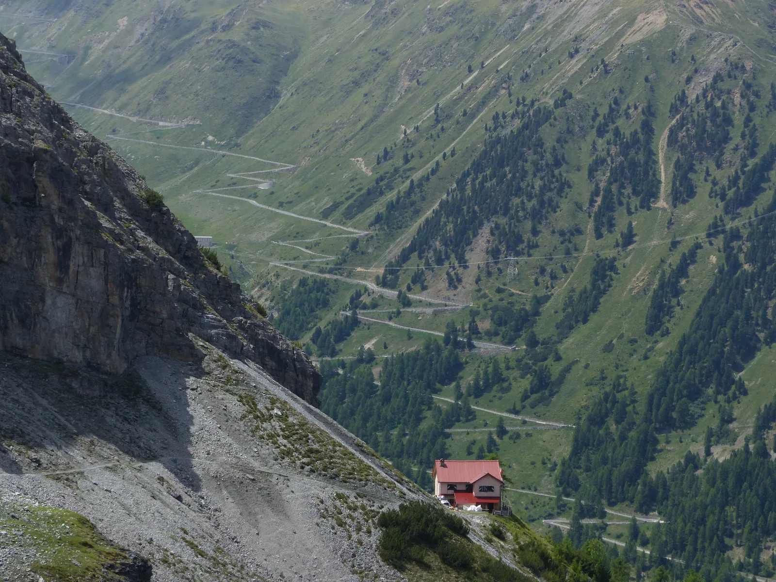 Die Kehren der Stilfser-Joch-Straße winden sich durch das Tal unter der Berglhütte im Nationalpark Stilfserjoch
