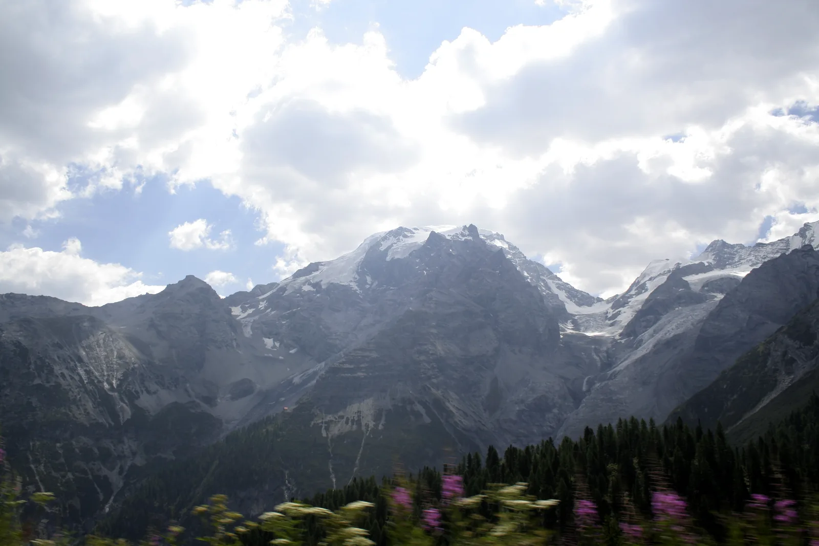 Der Ortler mit Gletschern über dem Tal, gesehen von der Stilfser-Joch-Straße im Nationalpark Stilfserjoch
