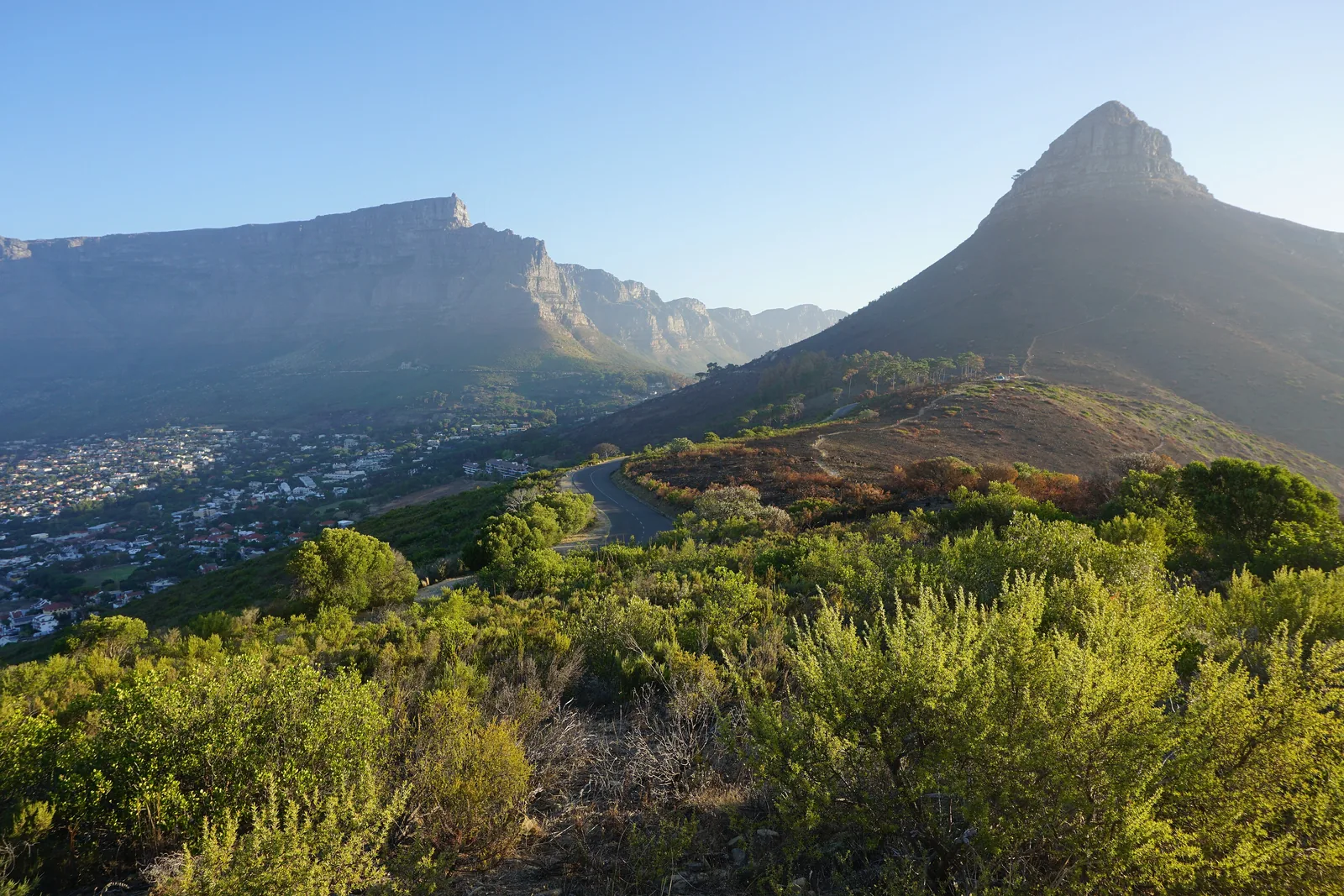 Der spitze Lion’s Head im Tafelberg-Nationalpark vom Signal Hill aus, links dahinter der flache Tafelberg über der Stadt