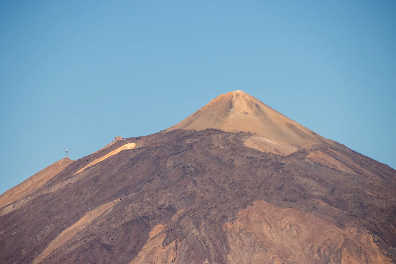 Der Gipfelkegel des Teide mit dem hellen Zuckerhut und der Bergstation der Seilbahn am linken Hang