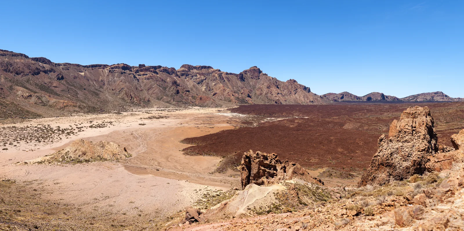 Blick von den Roques de García über die helle Ebene Llano de Ucanca bis zur Wand der Caldera Las Cañadas