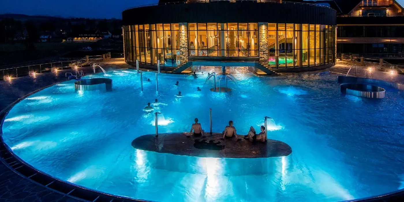 Angebotsfoto: Ab Krakau: Abend in den Chochołów-Thermen mit Blick auf die Tatra