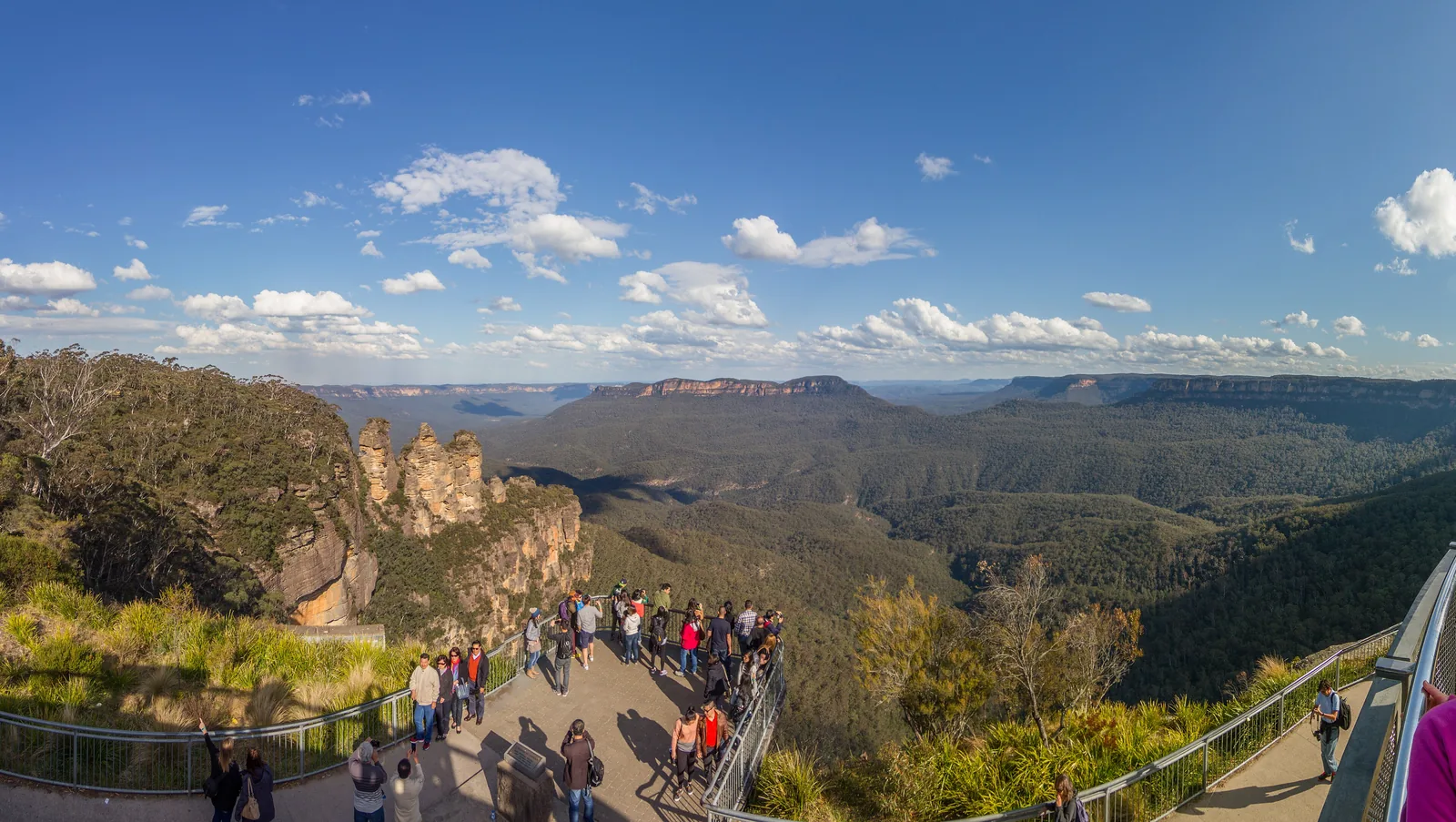 Die Aussichtsplattform am Echo Point bei Katoomba mit vielen Besuchern, dahinter die Three Sisters im Blue-Mountains-Nationalpark und das Jamison Valley