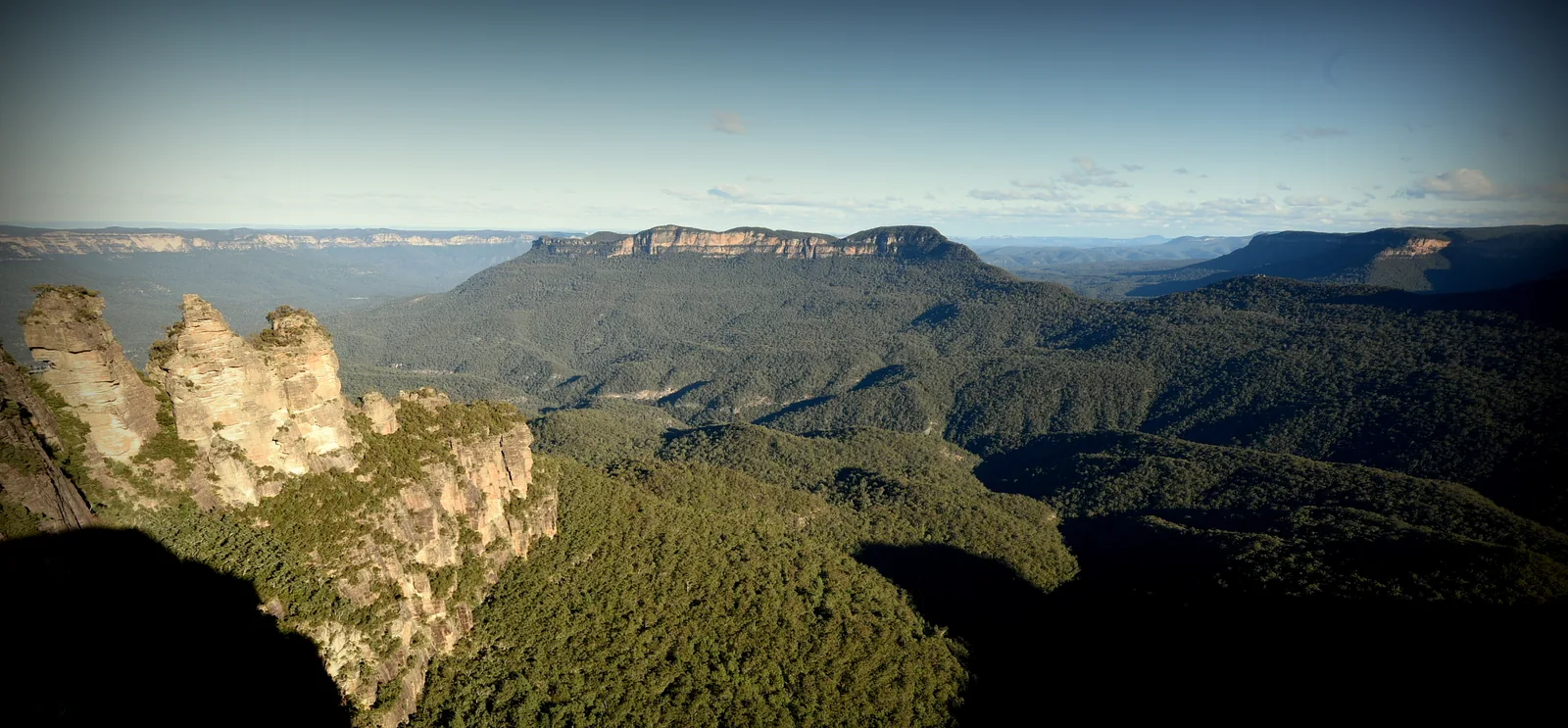 Die Three Sisters im Blue-Mountains-Nationalpark im Licht, dahinter das Jamison Valley und der Mount Solitary