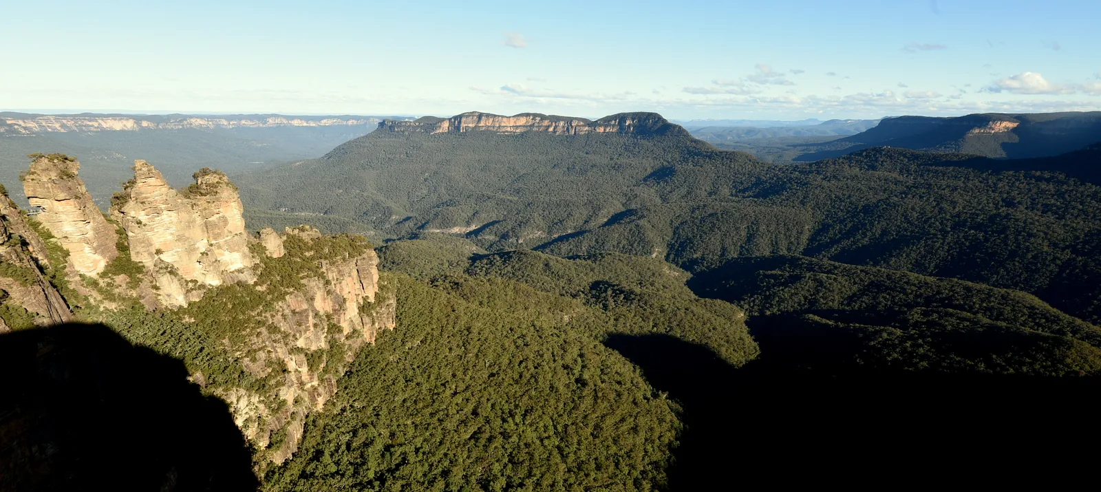 Die Three Sisters im Blue-Mountains-Nationalpark links im Bild, dahinter das bewaldete Jamison Valley mit dem Mount Solitary, vom Echo Point gesehen