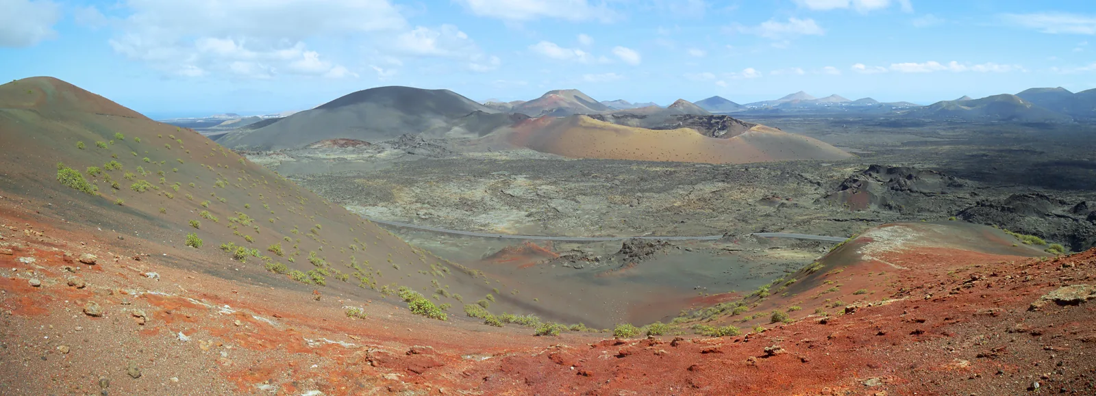 Panorama von der Ruta de los Volcanes: links der schwarze Kegel der Montaña del Selado, rechts die rote Caldera del Corazoncillo