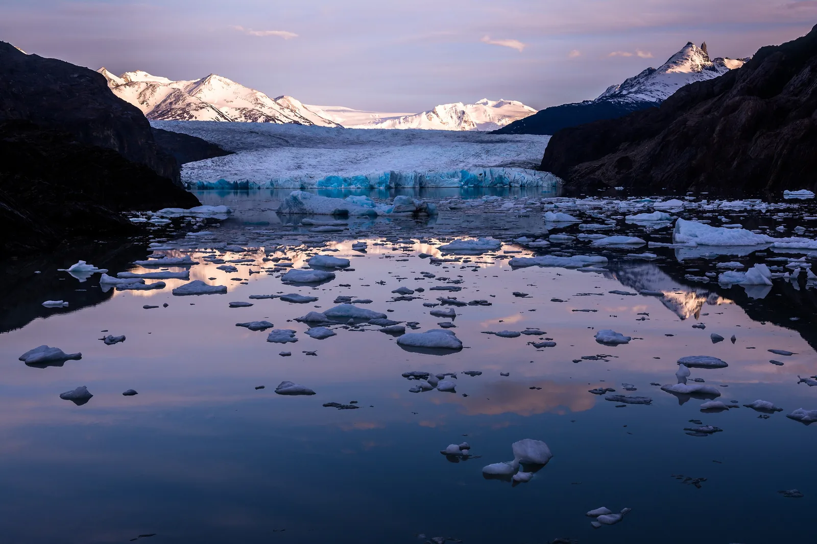 Der Glaciar Grey im Nationalpark Torres del Paine: Eisberge treiben auf dem Lago Grey vor der Gletscherfront