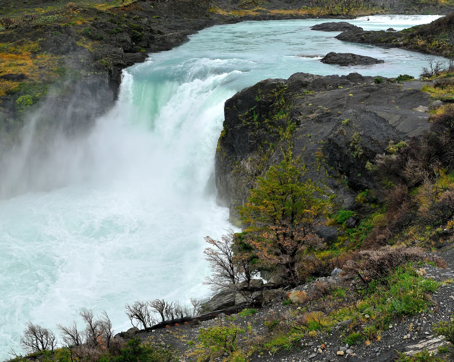 Der Salto Grande im Nationalpark Torres del Paine: türkises Wasser stürzt über eine Felsstufe