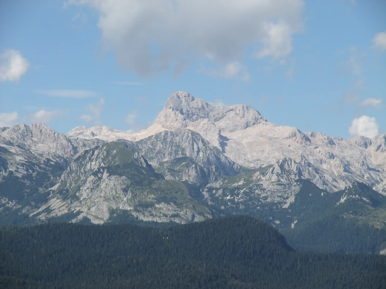 Der Triglav mit seinem breiten Gipfelaufbau über den Kalkrücken der Julischen Alpen, gesehen vom Vogel oberhalb des Bohinjer Sees