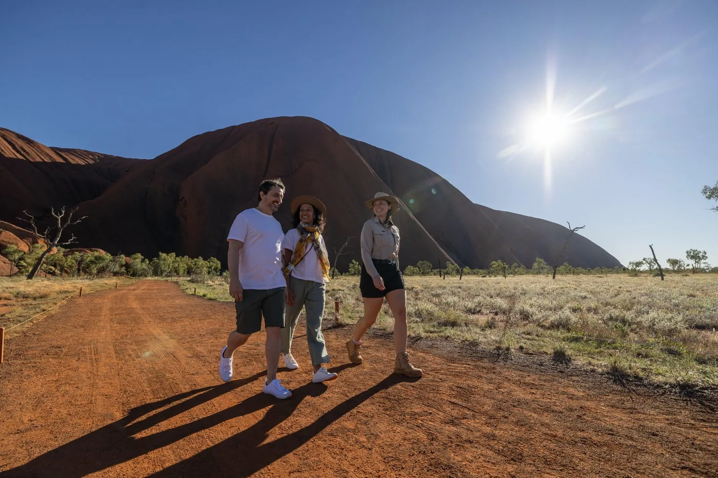 Angebotsfoto: Uluru: geführte Wanderung um den Felsen in kleiner Gruppe, ab Sonnenaufgang