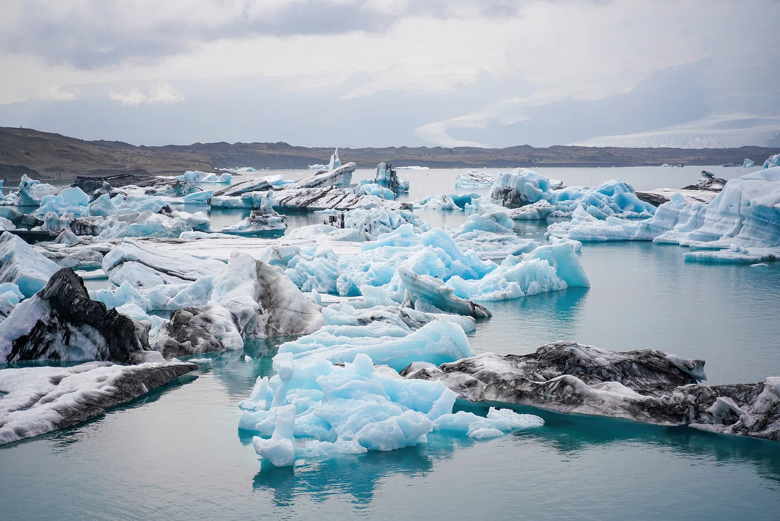 Eisberge mit blauen und weißen Flächen treiben auf dem Jökulsárlón im Vatnajökull-Nationalpark