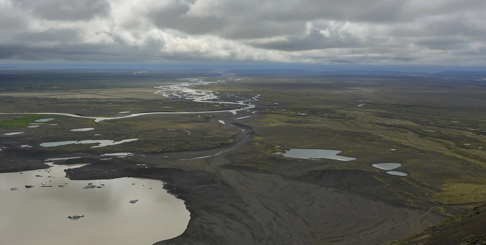 Blick von der Skaftafellsheiði im Vatnajökull-Nationalpark über den Skeiðarársandur mit verzweigten Flussläufen bis zum Horizont