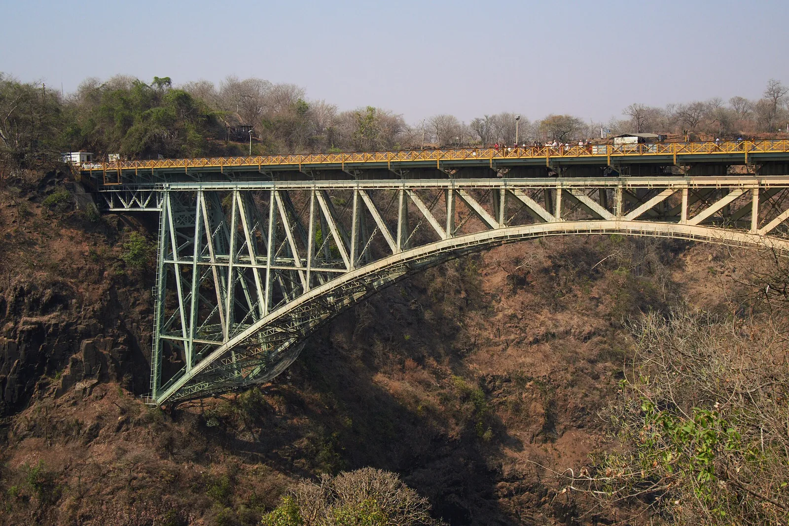 Die stählerne Bogenbrücke der Victoria Falls Bridge spannt sich über die Batoka-Schlucht zwischen Simbabwe und Sambia