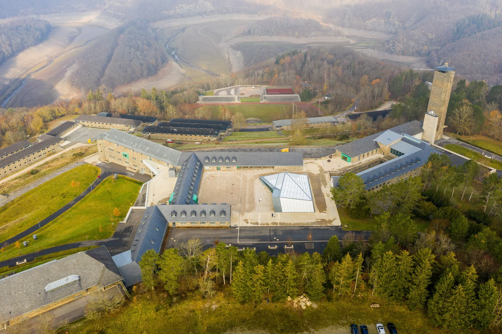 Luftbild von Adlerhof und Forum in Vogelsang IP mit Glasdach, Turm und Kameradschaftshäusern