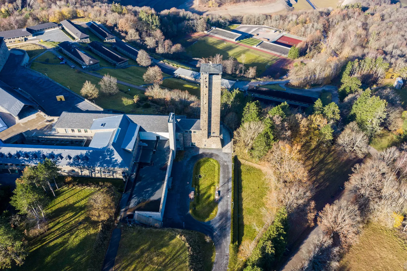 Luftbild des 48 Meter hohen Turms von Vogelsang IP neben dem Forum mit dem Nationalpark-Zentrum