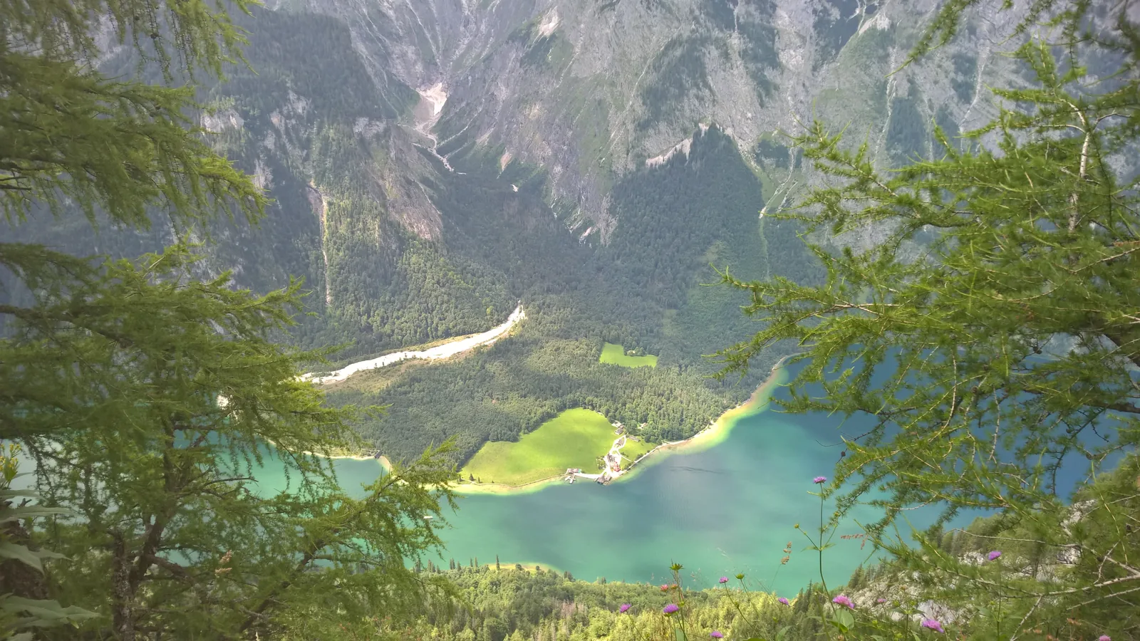 Blick vom Aussichtspunkt Feuerpalfen auf den Königssee, die Watzmann-Ostwand und St. Bartholomä