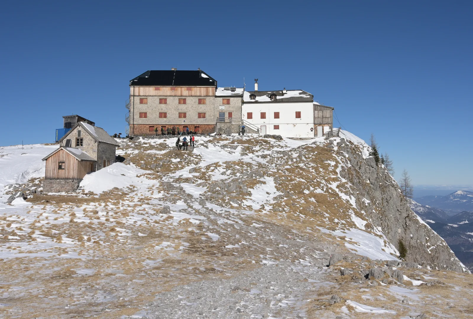 Das im Winter geschlossene Watzmannhaus im Nationalpark Berchtesgaden, aufgenommen im Februar 2023