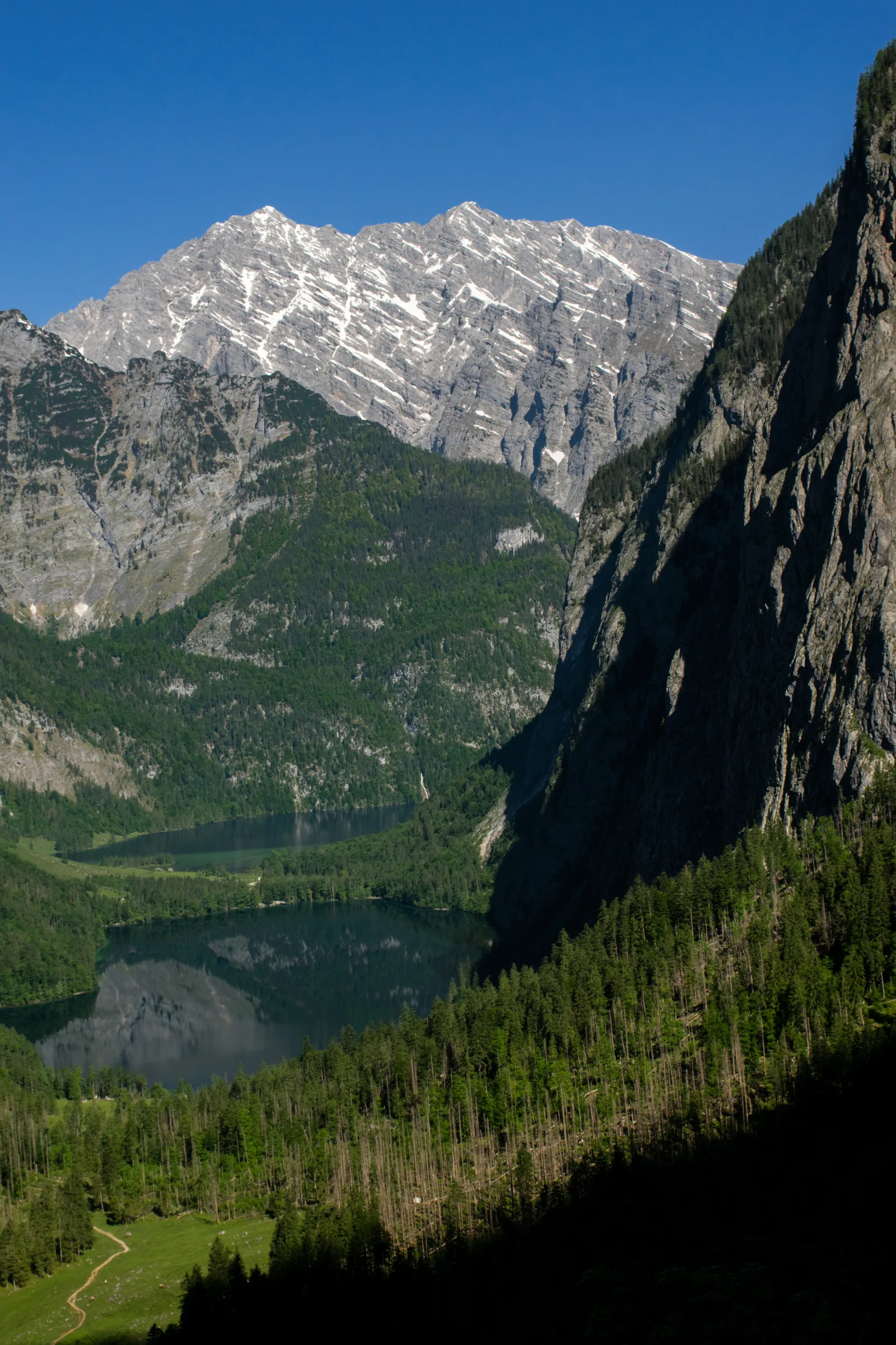 Obersee und Königssee an der Ostwand des Watzmanns, fotografiert vom Röthsteig am Röthbachfall
