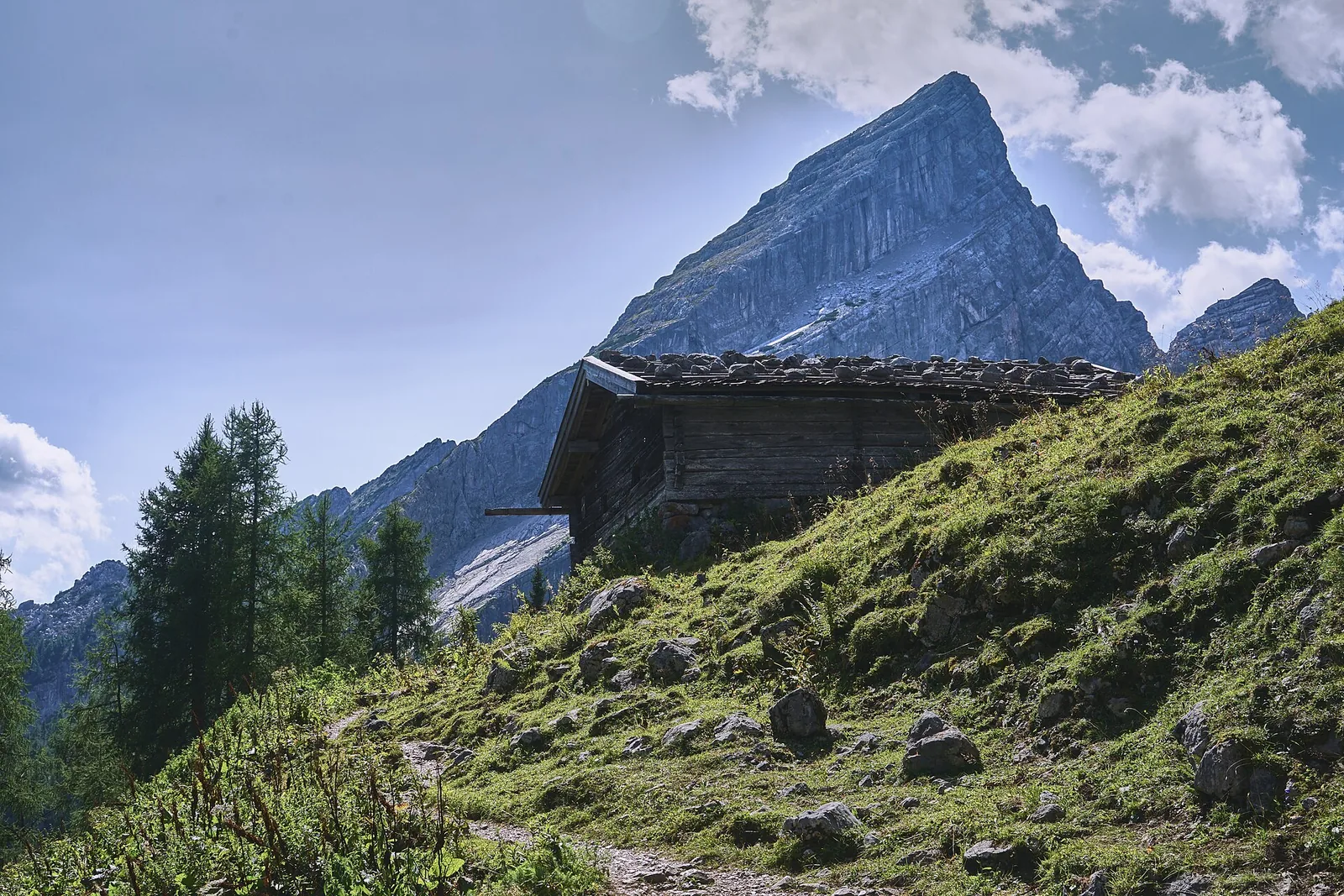 Hütte der Falzalm am Zustieg zum Watzmannhaus, dahinter der Kleine Watzmann, Nationalpark Berchtesgaden