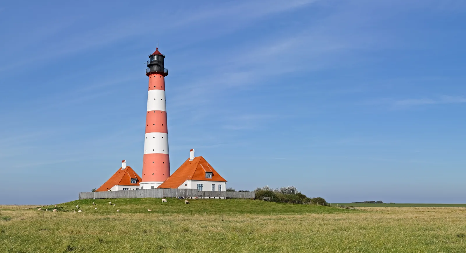 Die Warft mit dem Leuchtturm Westerheversand, Blick nach Nordosten