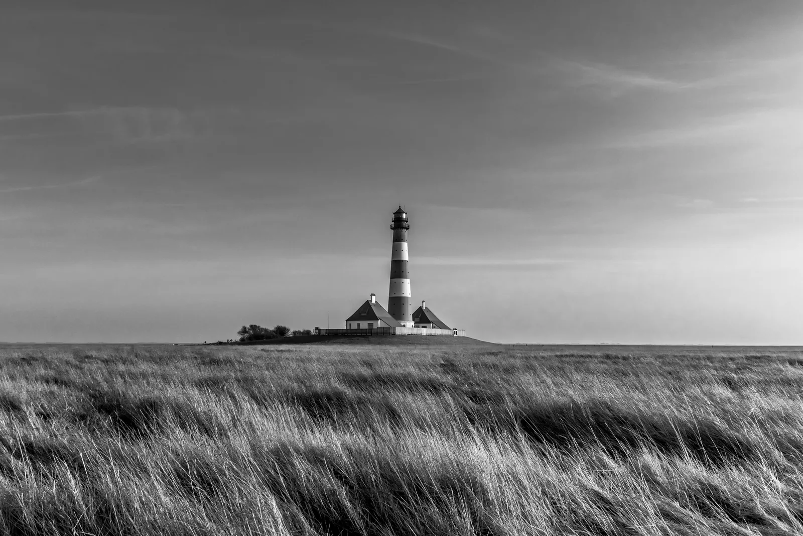 Der Leuchtturm Westerheversand aus der Nähe