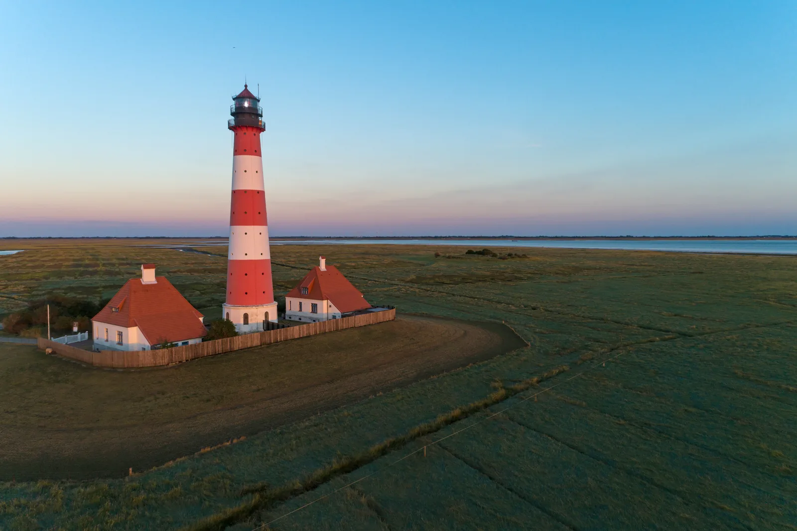 Der Leuchtturm Westerheversand in der weiten Landschaft der Halbinsel Eiderstedt