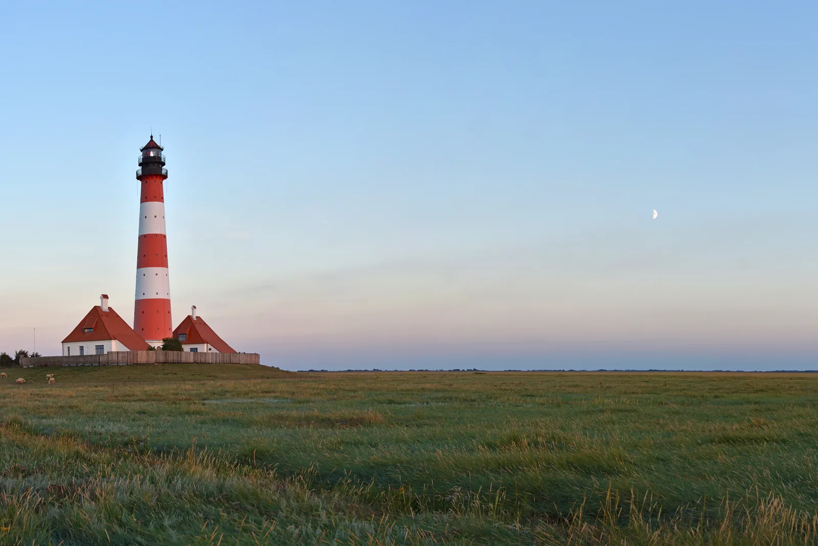 Der Leuchtturm Westerheversand auf seiner Warft