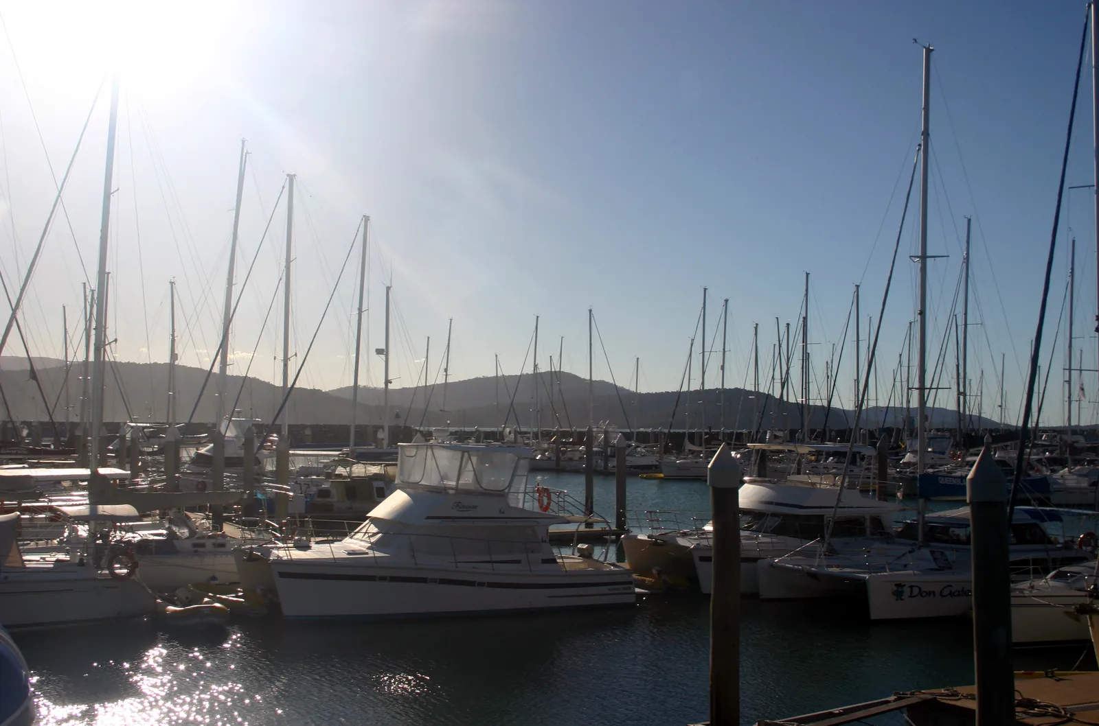 Segelboote und Motorjachten in der Abel Point Marina in Airlie Beach, dem Ausgangsort für die Whitsundays