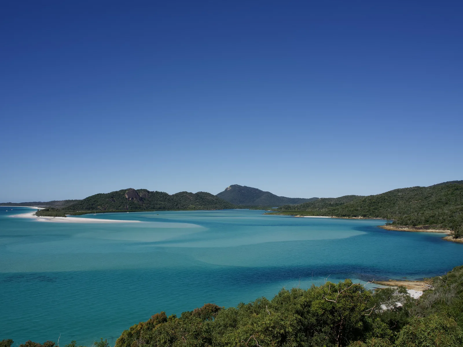 Hill Inlet in den Whitsundays im Great Barrier Reef: Schlieren aus weißem Quarzsand und türkisem Wasser zwischen bewaldeten Hügeln