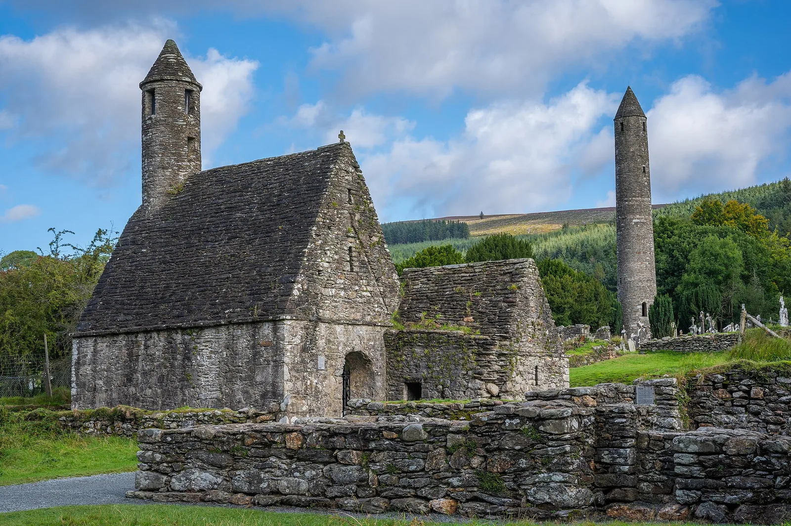 St. Kevin's Church, auch St. Kevin's Kitchen genannt, in der Klostersiedlung Glendalough im Wicklow-Mountains-Nationalpark