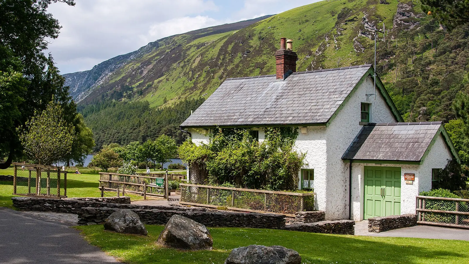Das Informationsbüro des Wicklow-Mountains-Nationalparks in Glendalough, ein Steinhaus im Grünen